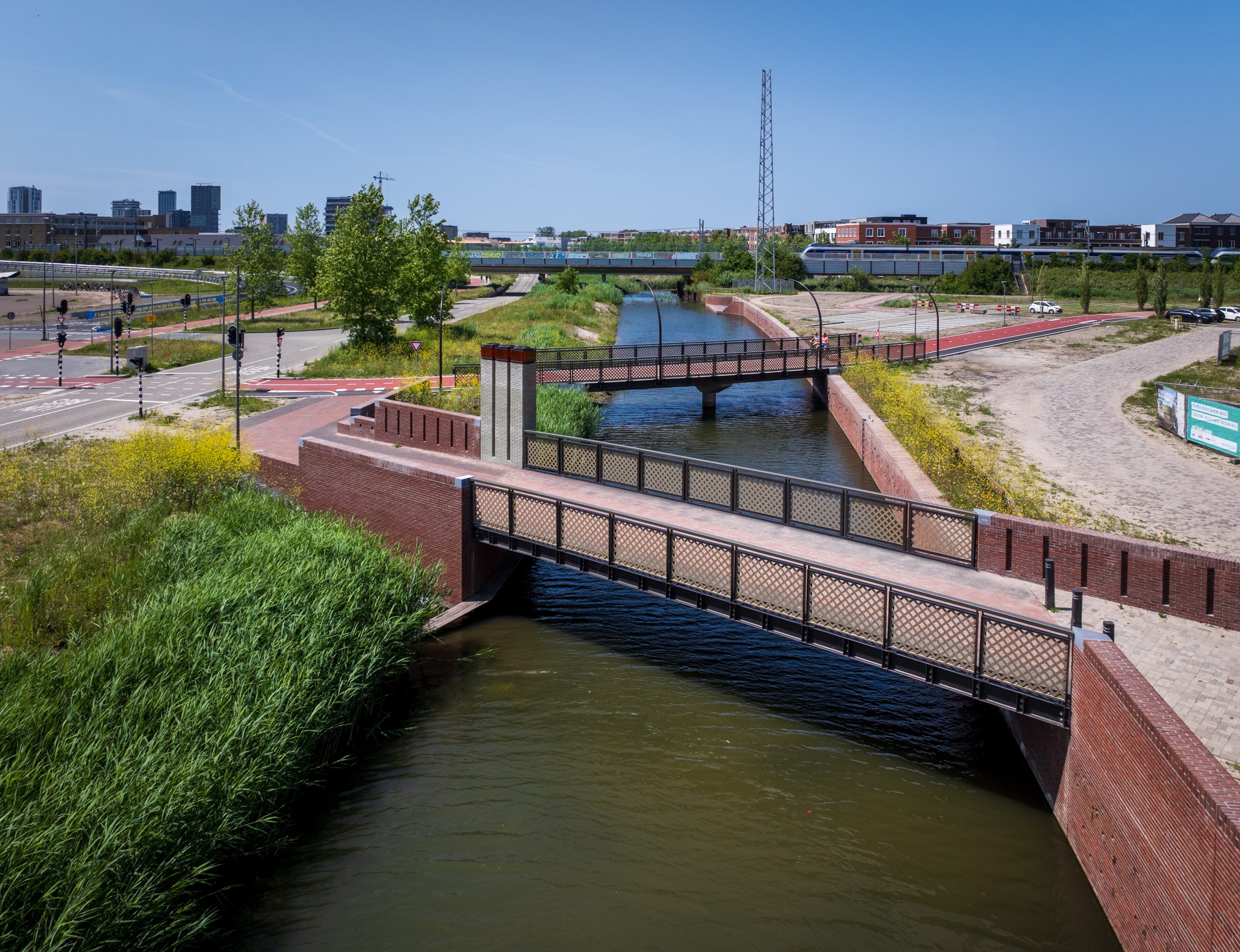Groene kademuur en bruggen in New Brooklyn, Almere